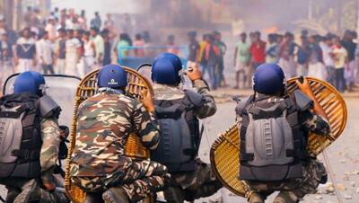 नागरिकता कानून के विरोध में हिंसा जारी, असम में फायरिंग में 2 की मौत; बंगाल में इंटरनेट पर रोक
