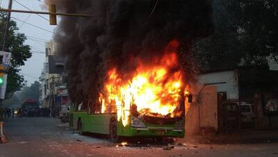 दिल्ली में हिंसक प्रदर्शन, बसों में तोड़फोड़, आग लगाई; फायर ब्रिगेड की गाड़ी भी फूंकी