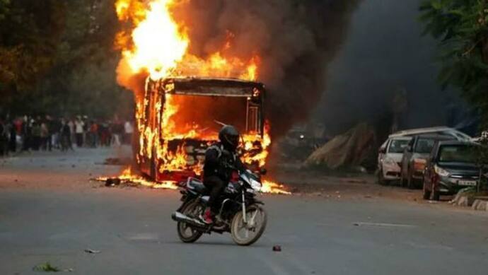 बस में पुलिस ने लगाई आग से राइफल से फायरिंग तक ऐसी 4 अफवाहों का दिल्ली पुलिस ने बताया सच