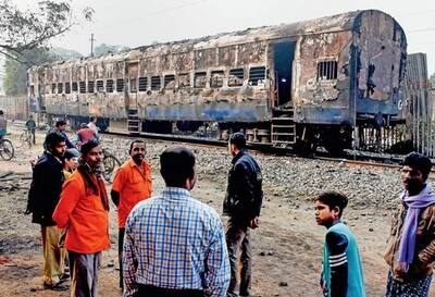 विरोध के नाम पर आतंक का तांडव, ममता के बंगाल में पटरियां उखाड़ी, बस ट्रेनों को जलाकर किया खाक