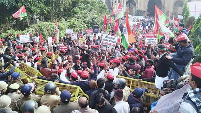 UP में धारा 144 लागू, धरने पर बैठे सपा विधायकों ने लगाए नारे- योगी बाबा मस्त कानून व्यवस्था ध्वस्त