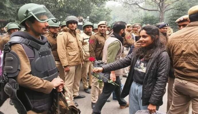 हिंसा के बीच आई एक अच्छी तस्वीर, लड़की पुलिसकर्मियों को मुस्कुराते हुए दे रही थी गुलाब का फूल