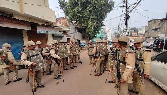 जुमे की नमाज के बाद फिरोजाबाद में हिंसा, पुलिस चौकी फूंकी, मेरठ और मुजफ्फरनगर में भी पथराव