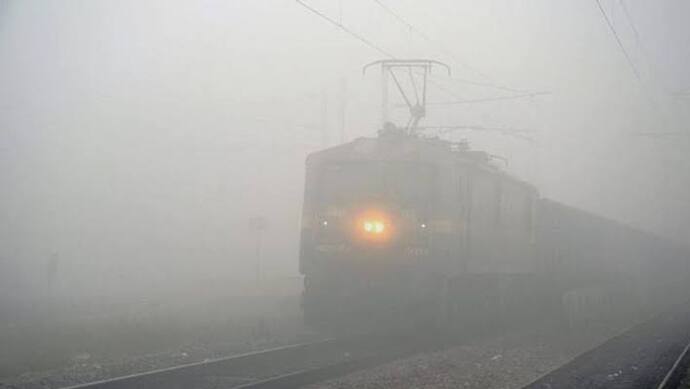 कोहरे की वजह से नॉर्थ रेलवे की थमी रफ्तार, देरी से चल रही हैं 100 से ज्यादा रेलगाड़ियां; रूट जान लीजिए