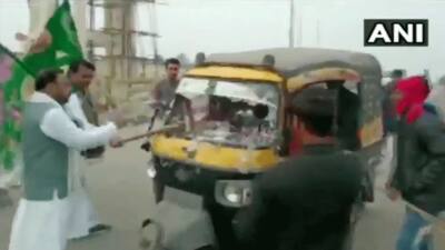 बिहार से सामने आई शर्मनाक तस्वीर, सवारी हाथ जोड़ती रही और RJD के गुंडे फोड़ते रहे ऑटो के शीशे
