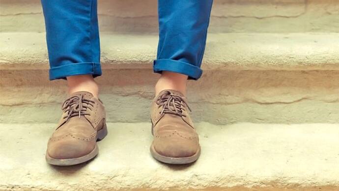 शनि का कारक हैं जूते, जानिए कैसे आपके प्रमोशन और बिजनेस में बाधा बन सकते हैं ये