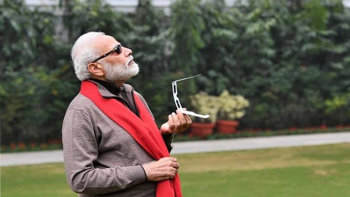 PM मोदी ने सूर्य के दीदार के लिए पहना 1.5 लाख रूपए का चश्मा? सोशल मीडिया पर पेश किया जा रहा सबूत