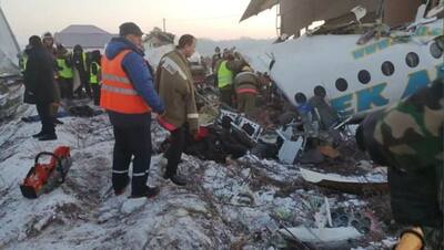 95 यात्रियों को ले जा रहा विमान दो मंजिला बिल्डिंग से टकराया.. 5 Photos में हादसे के बाद का मंजर