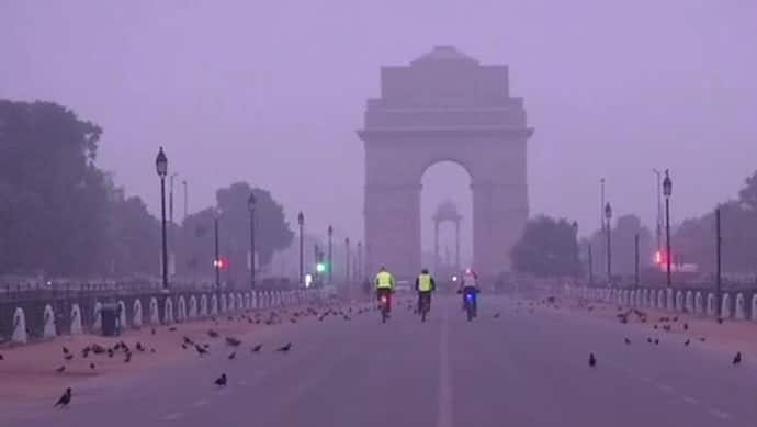 दिल्ली में सर्दी का सितम, पारा 4.2 डिग्री सेल्सियस तक गिरा; देरी से चल रही हैं 21 से ज्यादा रेलगाड़ियां
