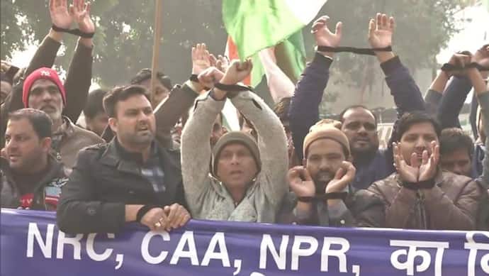 CAA के विरोध में हाथ बांधकर PM आवास की ओर जा रहे थे प्रदर्शनकारी, पुलिस ने रोका