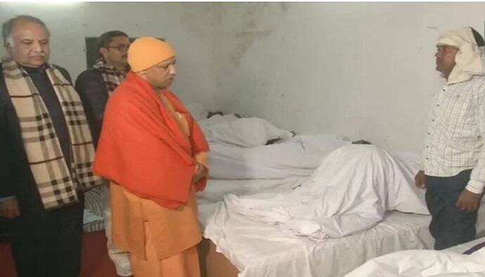 ठंड से ठिठुर रहे गरीबों में CM योगी ने बांटे थे कंबल, वापस लेने के बाद हंगामा; एक्शन में प्रशासन