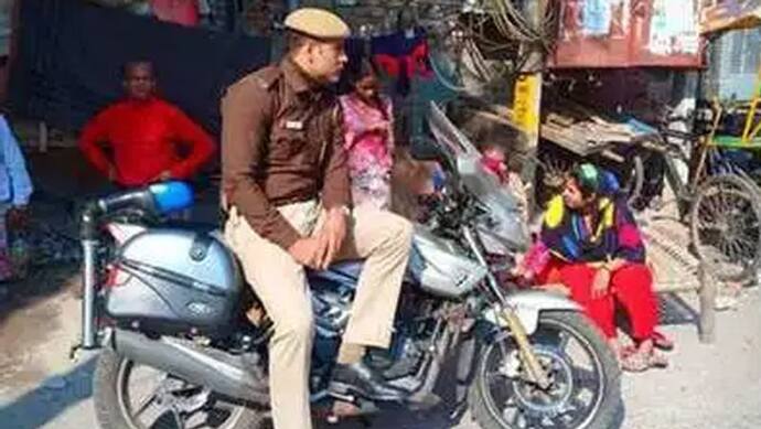 दिल्ली पुलिस ने माफियाओं के घर के सामने डाला डेरा, स्कैम, चरस और शराब बेचने वालों पर लगाएगी लगाम