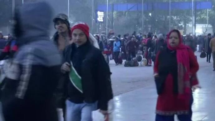 दिल्ली में हाड़ कंपा देने वाली ठंड, 4.8 डिग्री सेल्सियस तापमान में सर्दी से निकल रही लोगों की जान