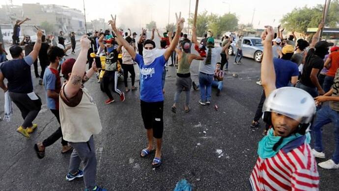 इराक में अमेरिकी दूतावास में प्रोटेस्ट, प्रदर्शनकारियों पर दागे गए आंसू गैस के गोले