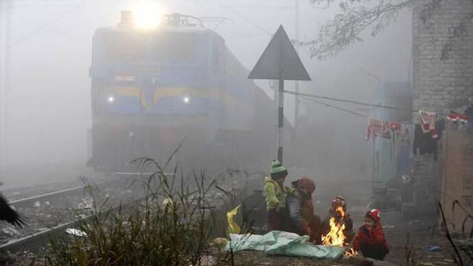 सर्दी से हालत खराब, दिल्ली में 2.4 डिग्री सेल्सियस तापमान में ठिठुरे लोग