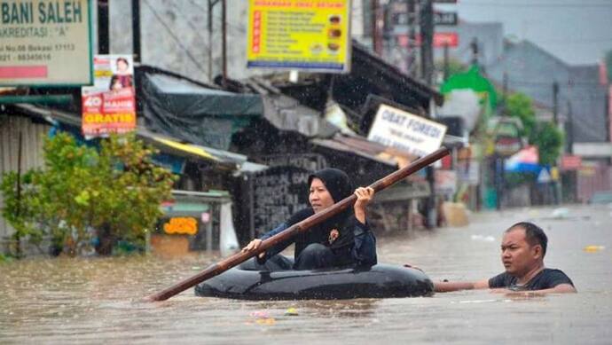 इंडोनेशिया की राजधानी में बाढ़, 18 लोगों की मौत, हजारों की संख्या में अब भी फंसे हैं लोग