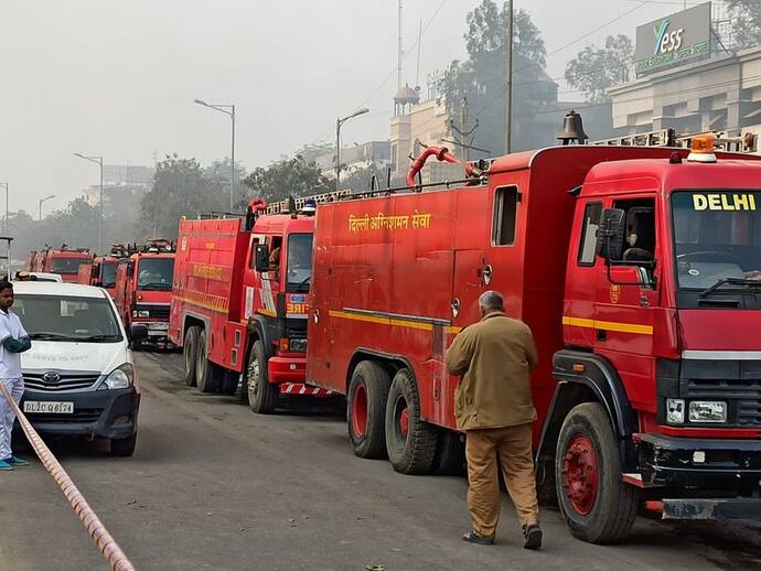 Delhi में भीषण आग, सदर बाजार में सात कार सहित कम से कम एक दर्जन गाड़ियां जली