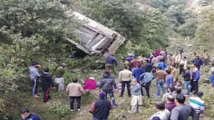 जम्मू के राजौरी में बस के खाई में गिरने से 10 लोगों की मौत, 36 घायल