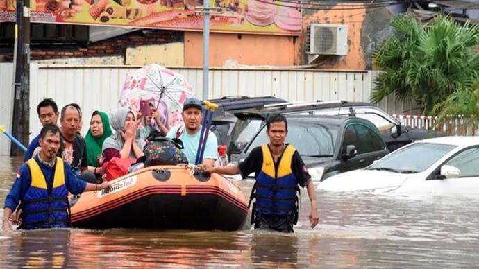 इंडोनेशिया में भयंकर बाढ़, अब तक 43 मौतें, लापता लोगों की तलाश कर रहे हैं बचावकर्मी