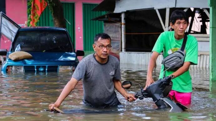 इंडोनेशिया में सदी की सबसे भयानक बाढ़ में 53 लोगों की मौत, बचाव कार्य जारी