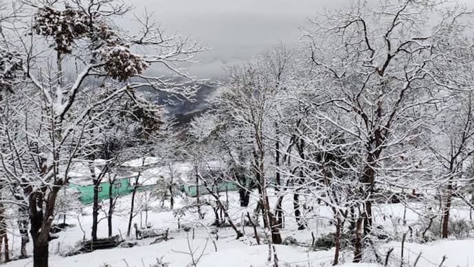 कश्मीर घाटी के कई हिस्सों में हल्की हुई बर्फबारी, तापमान बढ़ने से लोगों को मिली राहत