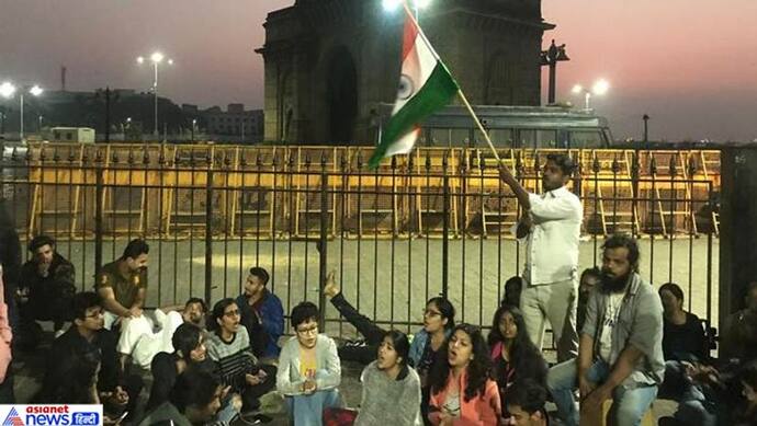 जेएनयू हिंसा, मुम्बई में ‘गेटवे ऑफ इंडिया’ पर प्रोटेस्ट, स्टूडेंट्स ने की नारेबाजी
