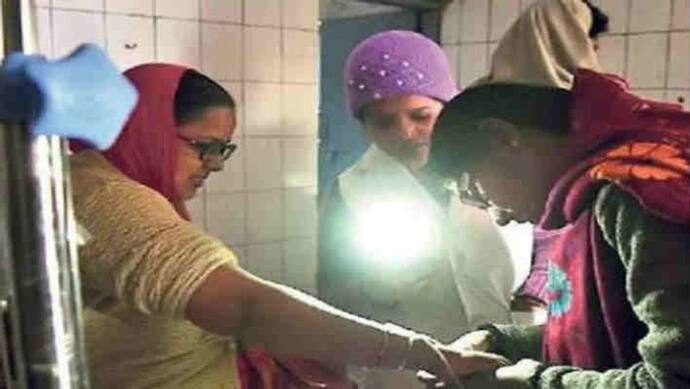 ये नीतीश कुमार का बिहार है, बिजली गई मोबाइल की रोशनी में हुआ मरीजों का इलाज