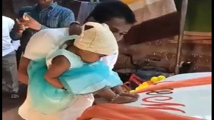 महाराष्ट्र : कार पर बेटी के पैरों की लगाई छाप, हो रही इस शख्स की तारीफ