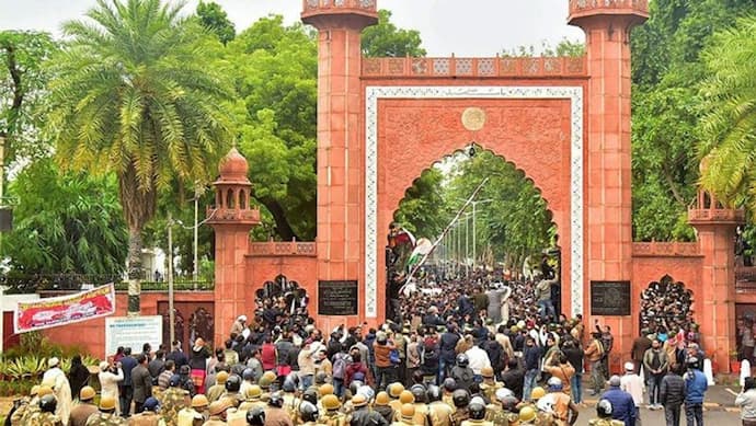 अलीगढ़ मुस्लिम यूनिवर्सिटी में सीएम योगी के खिलाफ नारेबाजी, 50 छात्रों के खिलाफ केस दर्ज