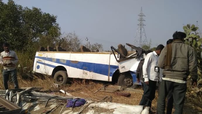 उत्तर प्रदेश के बाद गुजरात में सड़क हादसा; बस पलटी, 6 की मौत, 20 जख्मी
