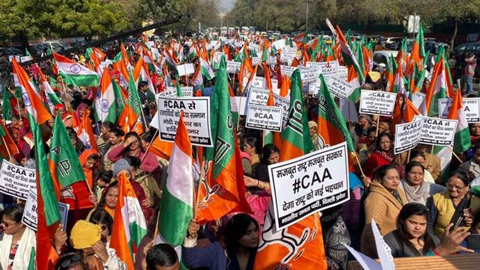 दिल्ली BJP ने CAA के सपोर्ट में मार्च निकाला, कार्यकर्ताओं के हाथ में था PM मोदी का कटआउट