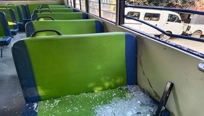 स्‍कूल बस पर बदमाशों ने फेंका बम, मची चीख पुकार...