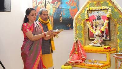 हेमा मालिनी ने घर पर आयोजित किया भागवत गीता का पाठ, भगवान को चढ़ाए छप्पन भोग
