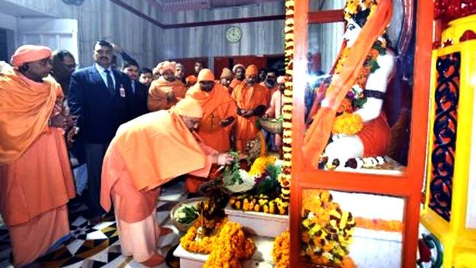मकर संक्रांति पर CM योगी ने बाबा गोरखनाथ को लगाया भोग, भक्तों के उमड़े हुजूम ने चढ़ाई खिचड़ी