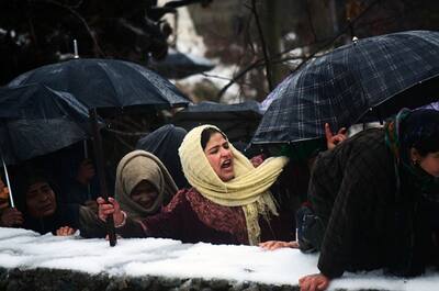 आतंकियों के जनाजे में दिखी बुरहान वानी की फोटो, महिलाओं ने भी लगाए देश विरोधी नारे; Photos