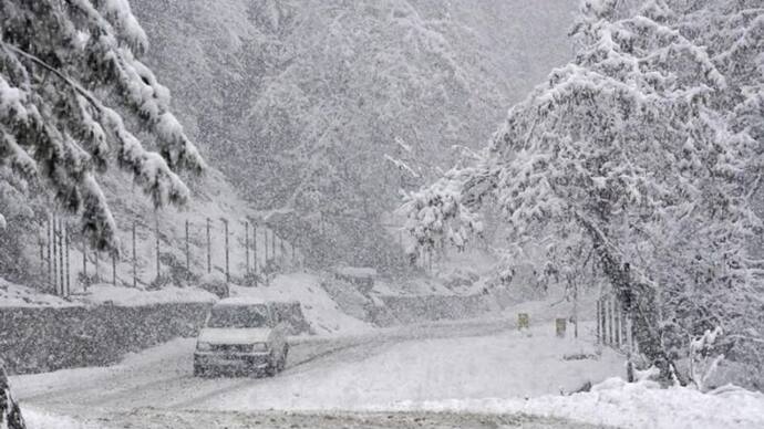snow fall continues in kashmir