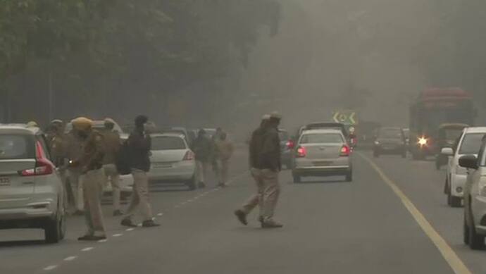 दिल्ली में रातभर बारिश के बाद सुबह कोहरा, हवा की गुणवत्ता भी हुई 'खराब'