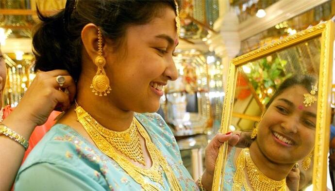 Gold Price Today : বিয়ের মরশুমে ধামাকাদার পতন, সোমবার ৪৭ হাজারের চেয়েও কমল সোনার দাম