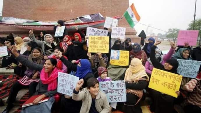 CAA विरोध में धरने पर बैठी महिलाओं से पुलिस ने छीना कंबल और खाना, अलीगढ़ में 60 के खिलाफ केस दर्ज