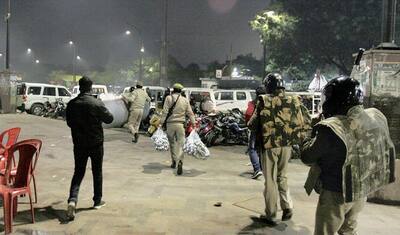 कंबल चोर यूपी पुलिस; नागरिकता कानून के विरोध में ऐसा क्या हुआ जो शेयर हो रही हैं ये तस्वीरें