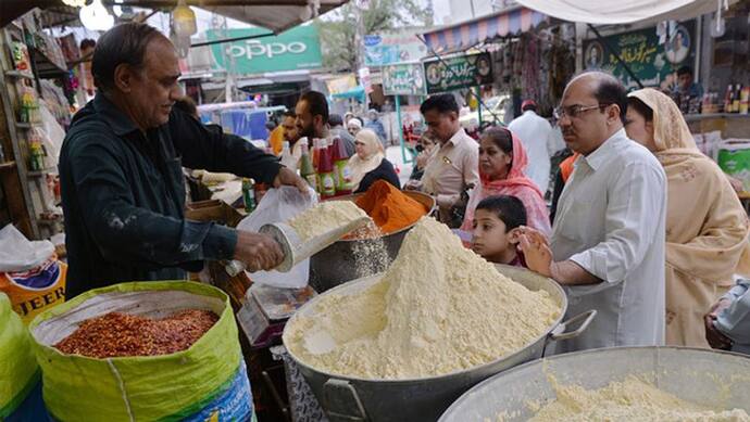 टमाटर के बाद अब पाकिस्तान में आटे की किल्लत, रेस्तरां मालिकों ने सरकार को दिया 5 दिनों का अल्टीमेटम