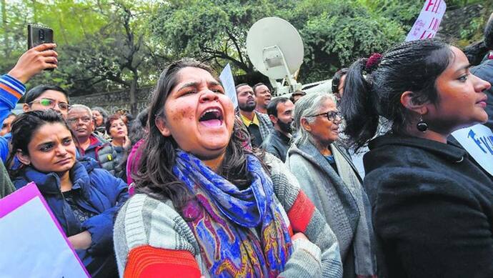 फेमस शायर मुनव्वर राना की बेटियों के खिलाफ केस दर्ज, CAA का विरोध कर रही महिलाओं का किया था समर्थन