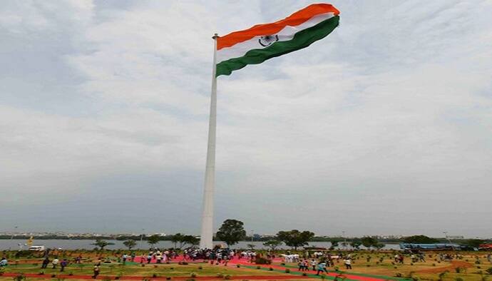 यूपी के सबसे ऊंचे झंडे को फहराने की तैयारी, भारत के इन 9 स्थानों पर फहराया जाता है सबसे ऊंचा तिरंगा