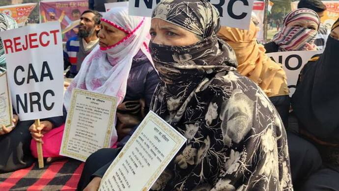 मोदी के संसदीय क्षेत्र में सीएए के खिलाफ धरने पर बैठीं महिलाएं, पुलिस ने 6 को हिरासत में लिया