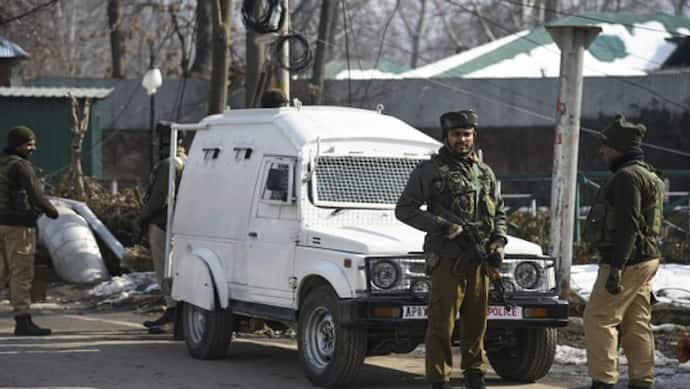 कश्मीर के अवंतीपोरा में सुरक्षाबलों ने जैश कमांडर समेत 3 आतंकी घेरे, मुठभेड़ में 2 जवान जख्मी