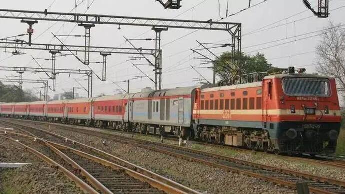 रेलवे की यात्री किराया कमाई 400 करोड़ रुपये घटी; माल भाड़े से 2,800 करोड़ रुपये बढ़ी: RTI