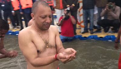 CM योगी आदित्यनाथ ने संगम में लगाई डुबकी फिर उड़ाई पतंग, वायरल हो रही हैं प्रयागराज की तस्वीरें