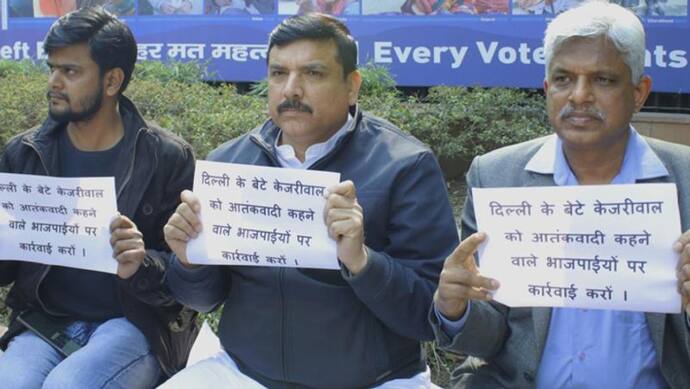 BJP सांसद प्रवेश वर्मा के खिलाफ FIR की मांग, AAP नेताओं ने चुनाव आयोग के बाहर दिया धरना