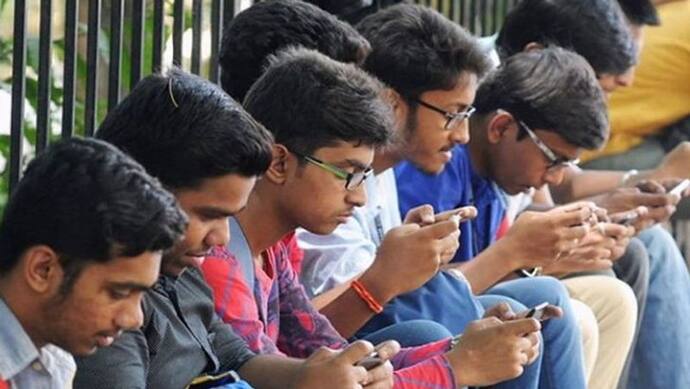 महाराष्ट्र में एक कॉलेज ने कैंपस में मोबाइल फोन के इस्तेमाल पर लगाई रोक