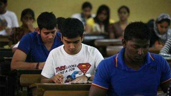 बिहारः अंडरवेयर में मोबाइल, टोपी में ब्लूटूथ रख परीक्षा में छात्र ऐसे कर रहा था नकल, फिर...